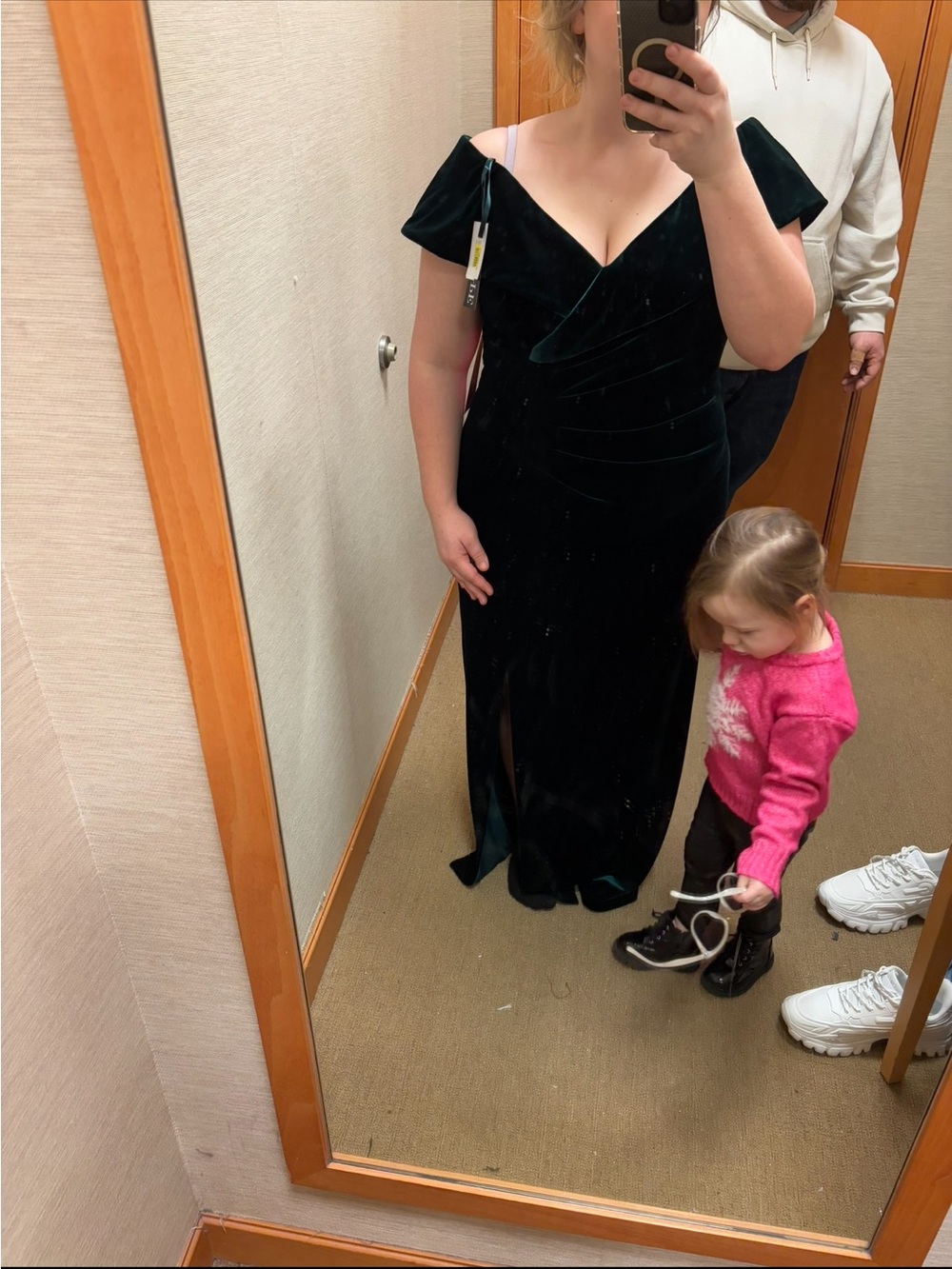 Elegant Off-Shoulder Velvet Evening Dress in Deep Green - Picture 3 of 4